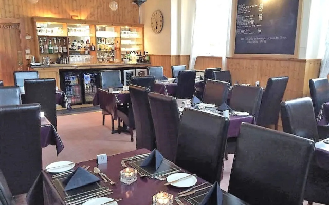 Old School Restaurant & Rooms