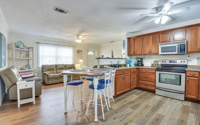 1 Mi to Anna Maria Island: Pet-friendly Retreat