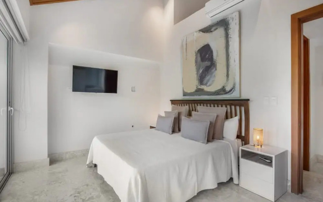 Modern Luxury 6 BR Tropical Retreat With Pool