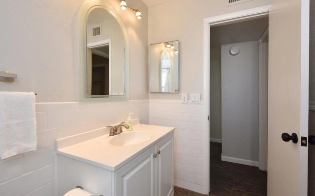 Spacious Updated 2 Masters POOL