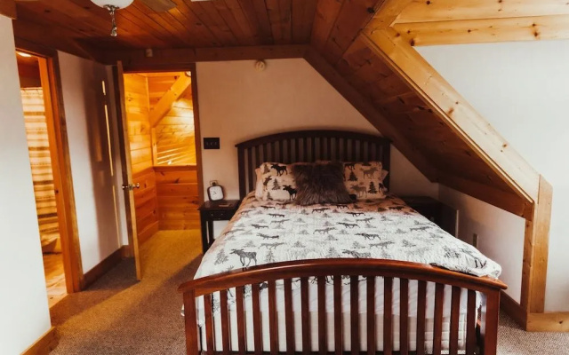 Parkside Haven 2 Br cabin by RedAwning