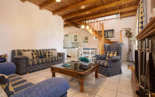 Ilenia's 3 Bedroom House With Private Pool