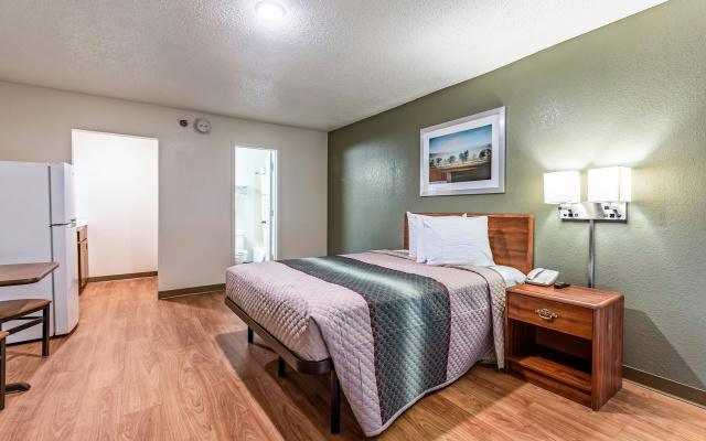 HomeTowne Studios by Red Roof Atlanta - Norcross Downtown