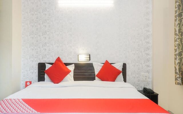 OYO 18497 Eiast Field Hotel