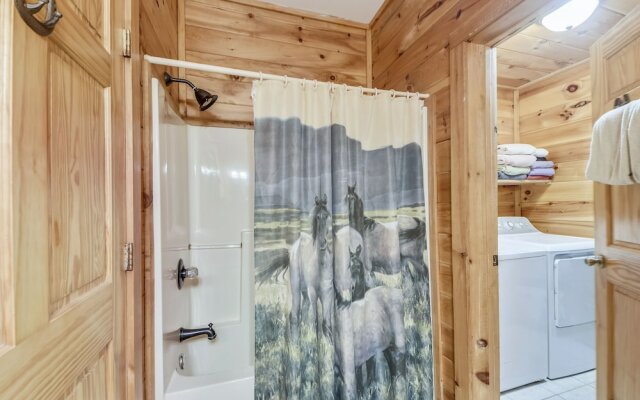 Horsin' Around 3 Bedroom Cabin by Redawning