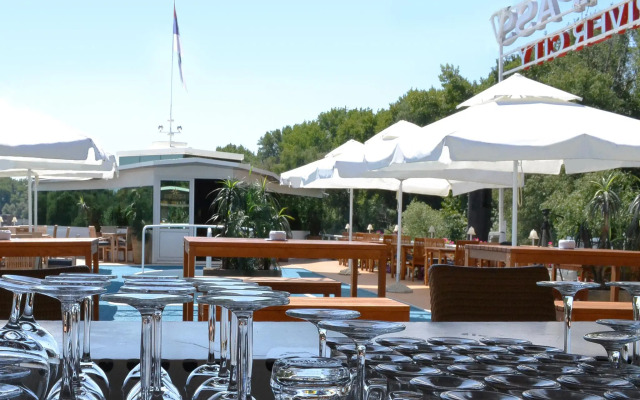 Compass River City Boatel