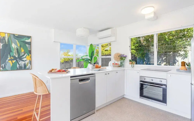 Takapuna 2 Br House Near Beach W/ Parking