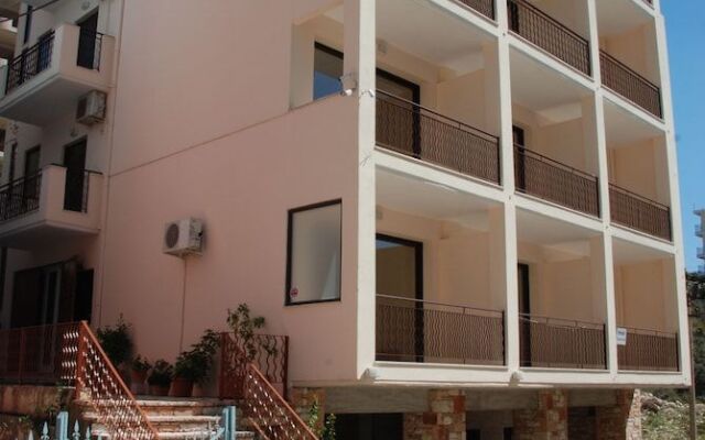 Nikos Hotel and Apartments