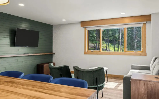 Hotel Canoe and Suites