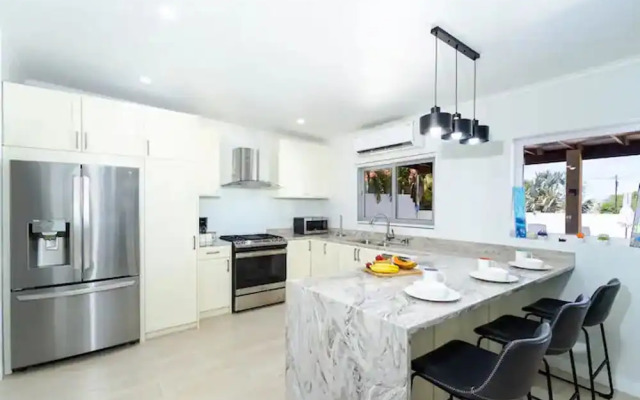 High-end Pool Getaway Upscale 5 Location BBQ