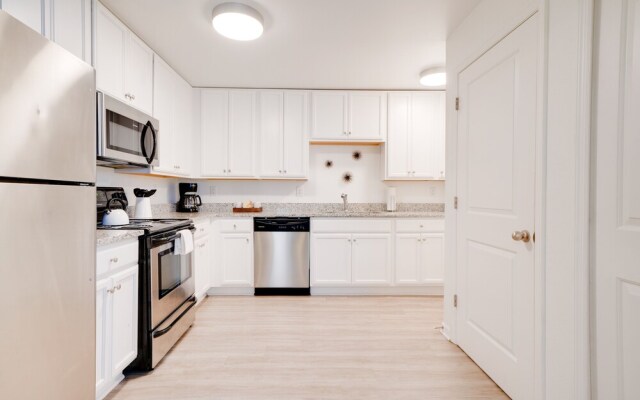 Contemporary Condo Minutes To Downtown Gulch