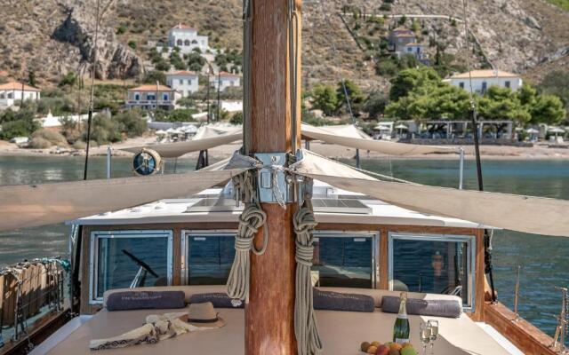 Four Seasons Hydra Luxury Suites
