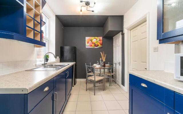 J's FrEsH Newly RefurB 2 Bedroom Garden Parking