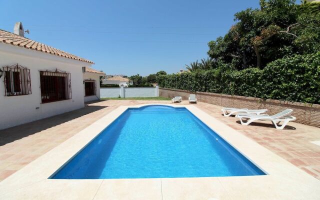 Villa Maria. Barbacoa piscina y jardín