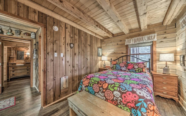 Tree-lined 'polly's Perch' w/ Mountain Views!
