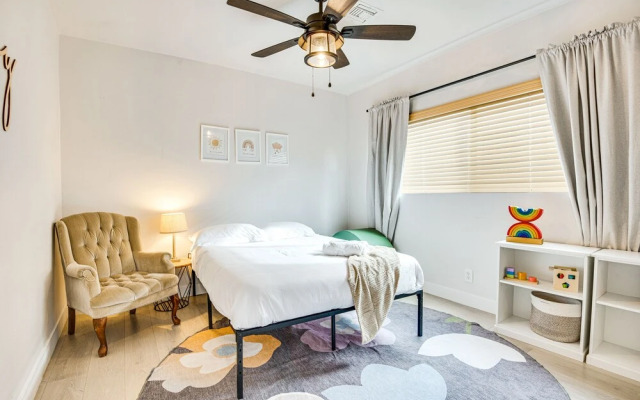 Centrally Located Los Angeles Home w/ Courtyard