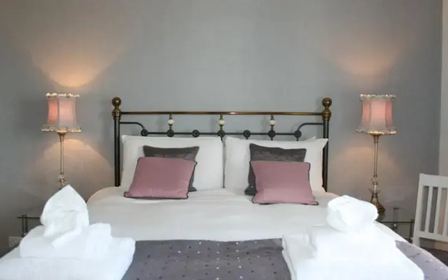 42 Caldy Road B&B (West Kirby)