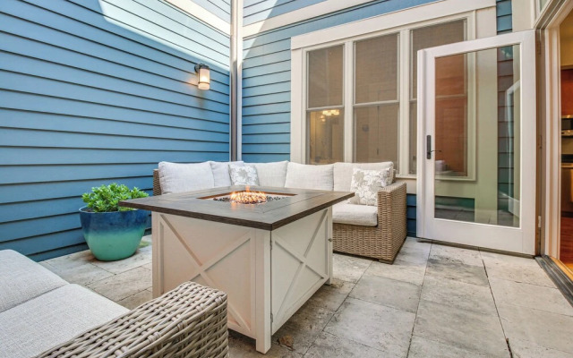 Vibrant Downtown Cincinnati Townhome w/ Sauna!