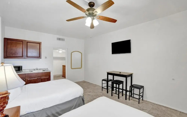 Lovely Hallandale Beach Studio