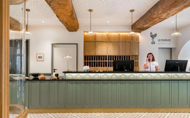 Le Phenix Hotel