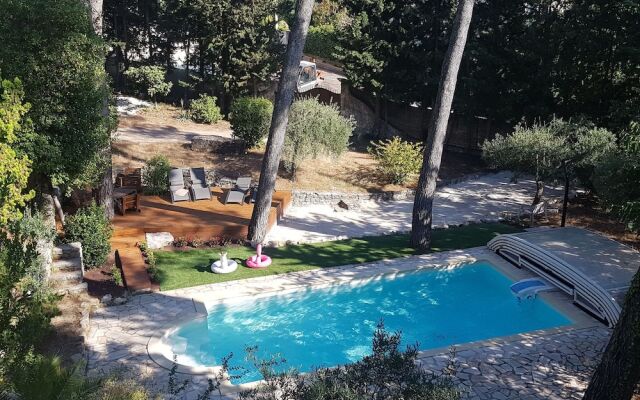 A hidden paradise in the beautiful surroundings of Saint-Remy-de-Provence!