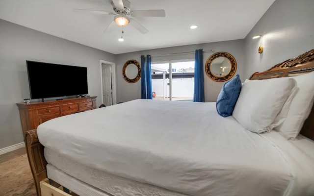Vibrant In Vegas - 4 Bd With Shimmering Pool! 4 Bedroom Home by RedAwning