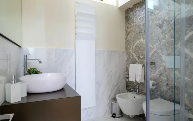 Venice Canal Palazzo Gracious and Modern 3 Bedroom Apartment