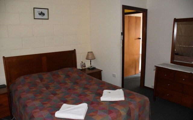 Valley Views Motel & Chalets