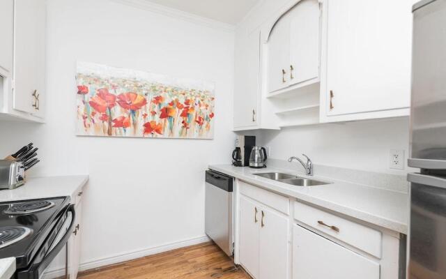 Applewood Suites - Bathurst & College