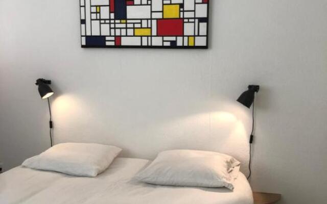 Central 2 bedroom flat in heart of Eaux-vives