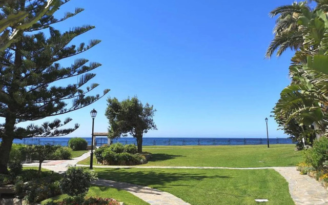 Amazing 3bedroom flat with seafront views & pool by SharingCo