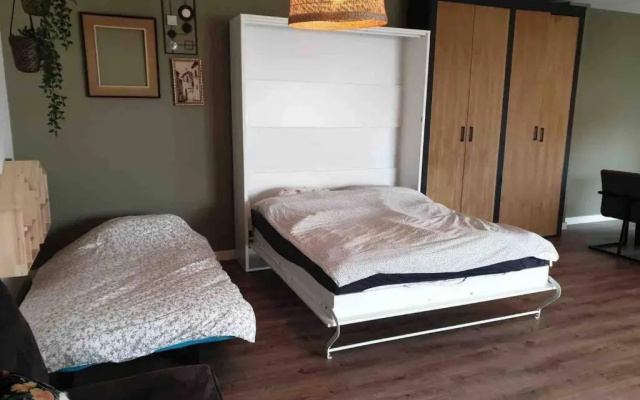 Warm welkom! Zeer ruime privé studio met tuin