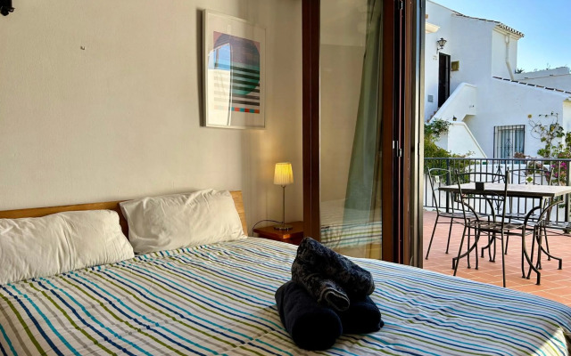 Casa con terraza y hermoso jardín comunal