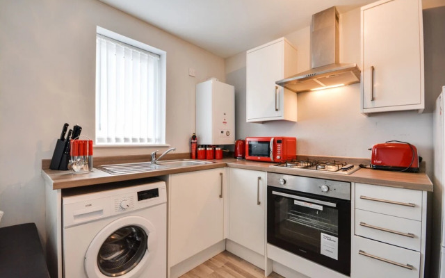 Cosy 2 Bedroom Apartment with Parking