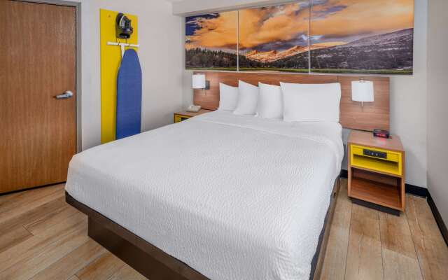 Days Inn & Suites by Wyndham Greeley