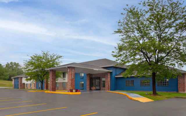 AmericInn by Wyndham Reedsburg