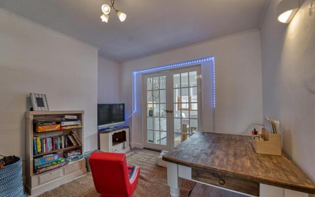 Cosy 3 Bedroom Home with Parking