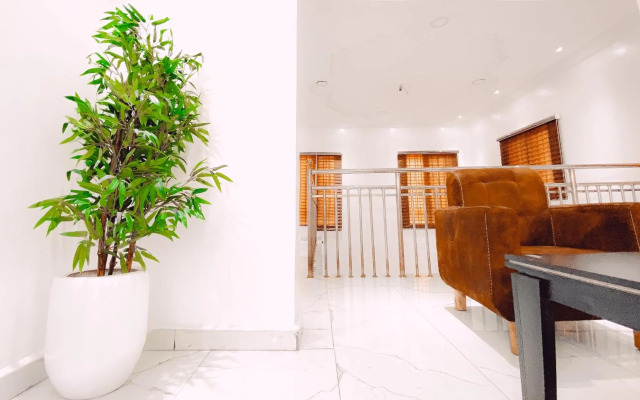 Royal Court Lounge & Boutique Hotel