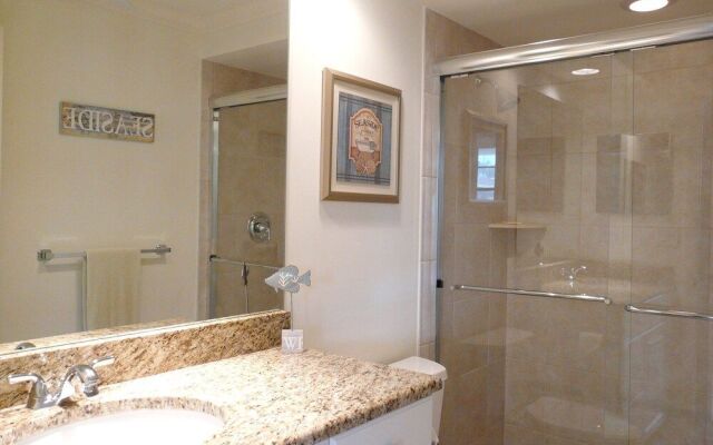 Peaceful Condo With Pool and Steps to Tigertail Beach