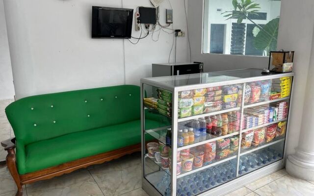 SPOT ON 93270 Handisa Homestay SyariahNearKedai Kopi Atien