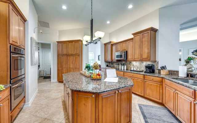 Luxury House With Private Acreage - Near Golfing!