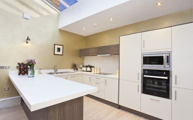 Flat 1 Blue Bridge Court