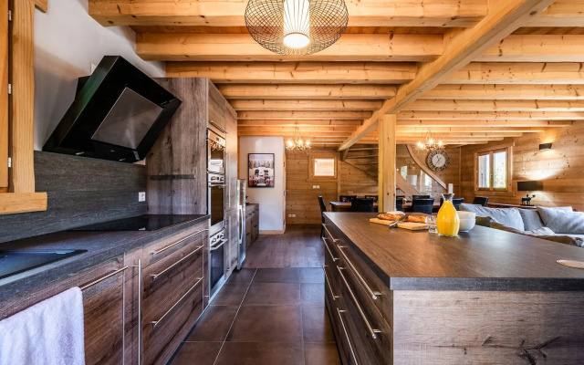 BALATA - Charming Chalet with Hot tub and Views