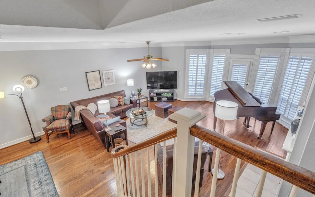 Spacious Urban Uptown Retreat 3 Bedroom Townhouse
