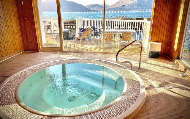 Holly Tree Hotel, Swimming Pool & Hot Tub