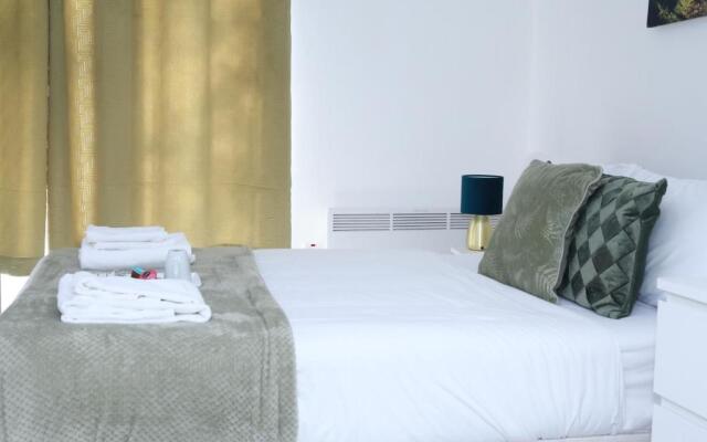 Stunning 1-bed Apartment in Harrow With Parking