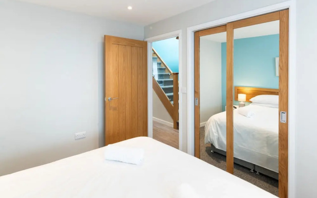 Seaside 3Bd Retreat With Balcony & Stunning Views