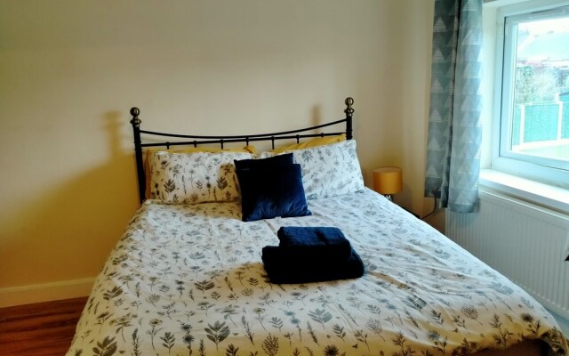 Spacious 3bed House in Walsall With Parking Onsite