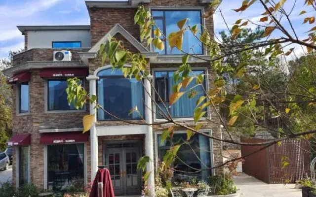 Yangxin Xiandao Lake Lihu Maple Moon Homestay