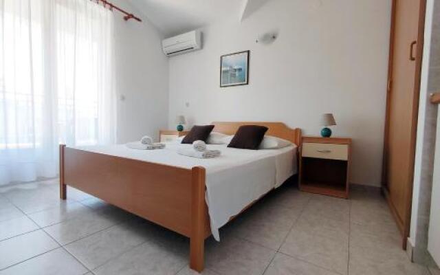 Apartments and Rooms Saric